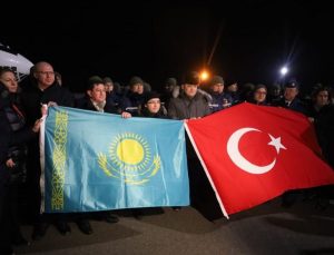 Kazak ekipler, ülkelerinde Türk ve Kazakistan bayrakları ile karşılandı