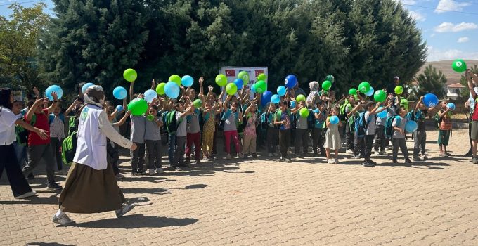 Ayhanlar İlkokulu’nda Çanta ve Kırtasiye Dağıtımı