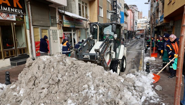 Belediye Caddesi ve Ana Arterlerde Kar Temizliği yapılıyor