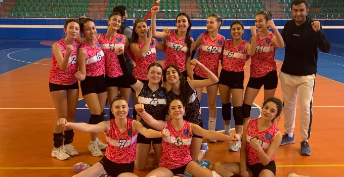 Altınyıldız Koleji Lise Kız Voleybol Takımı Fark yaratıyor