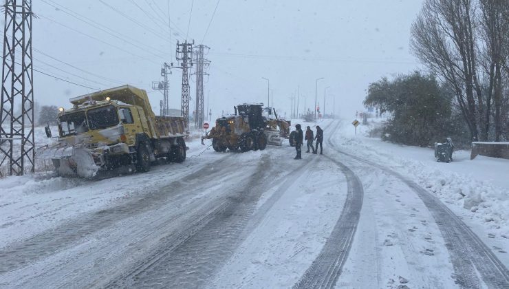 İl Özel İdaresi sabahın erken saatlerinden itibaren karla mücadele ediyor