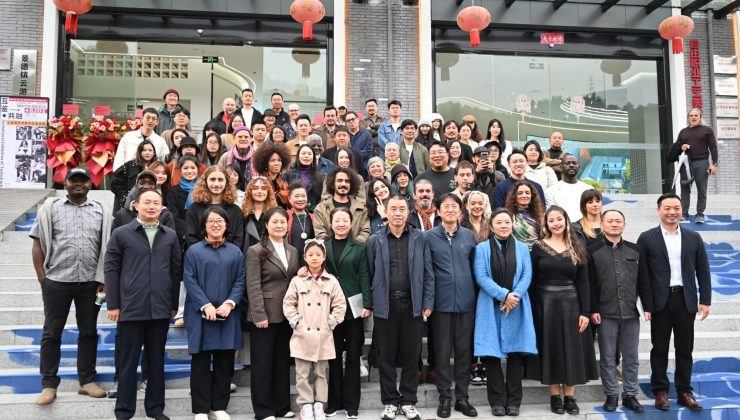 Çin’in Jingdezhen Şehrinde NEVÜ’lü Akademisyen Sanatçıların Eserlerinin Yer Aldığı Karma Seramik Sergisi Açıldı