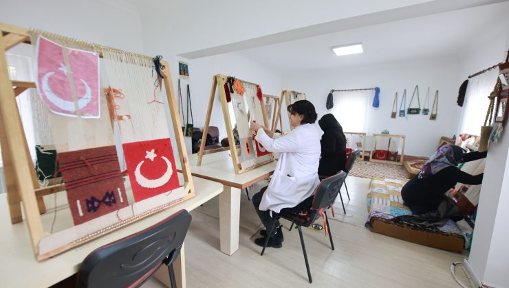 Kadınlar Kök Boya Tekniği Kullanarak Halı ve Kilim Dokuyor