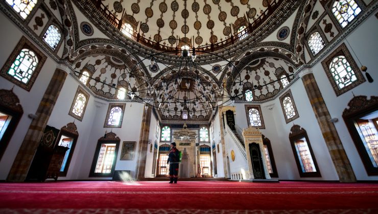 Nevşehir’de Camilere Gül Suyu Sıkıldı