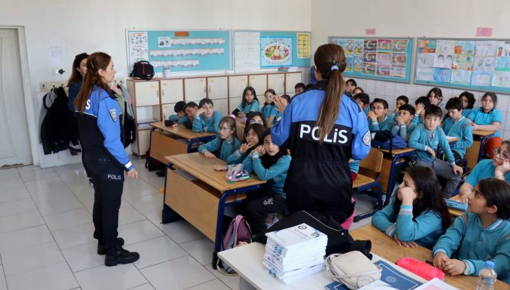 Polisler Öğrencileri Bilgilendirdi